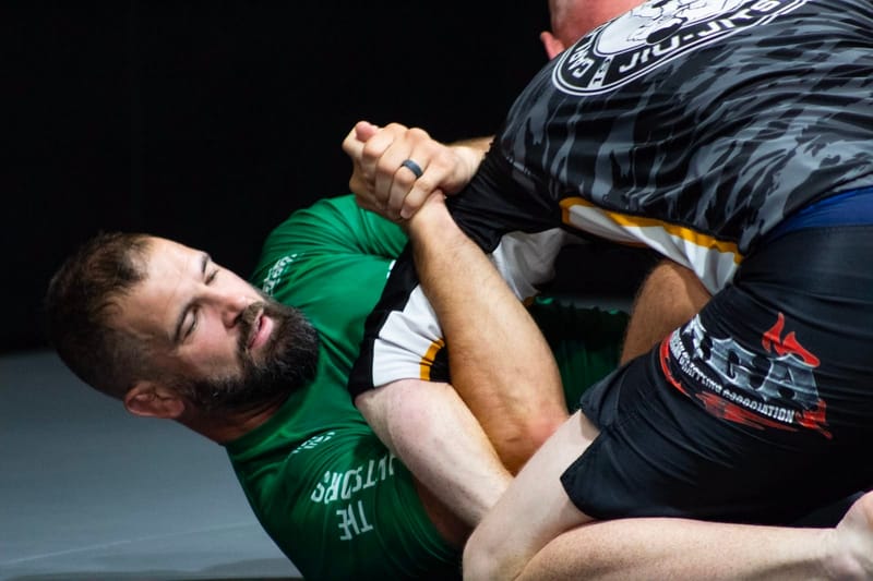 A grappler attacking from the bottom in no-gi