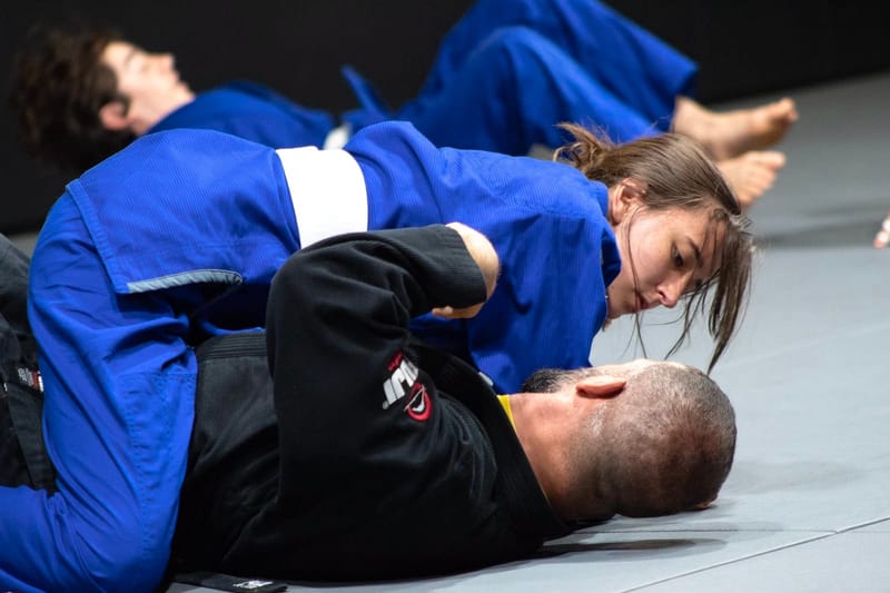 A woman passing to knee-on-belly